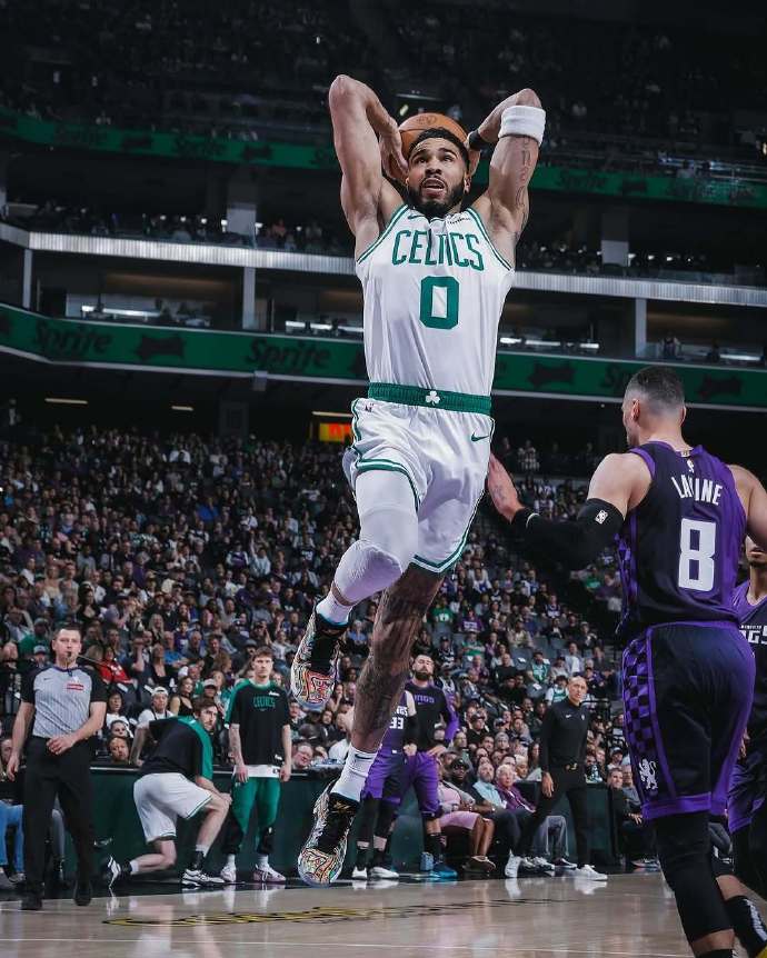 九游平台登录包含塔图姆回归赛场，惊险取胜首场状态亮眼，老鹰观众沸腾！的词条