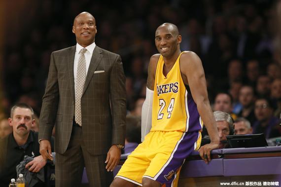 九游ag官网库里在切尔西比赛中出色防守，精彩发挥引发热议！(库尔图瓦在切尔西穿几号)